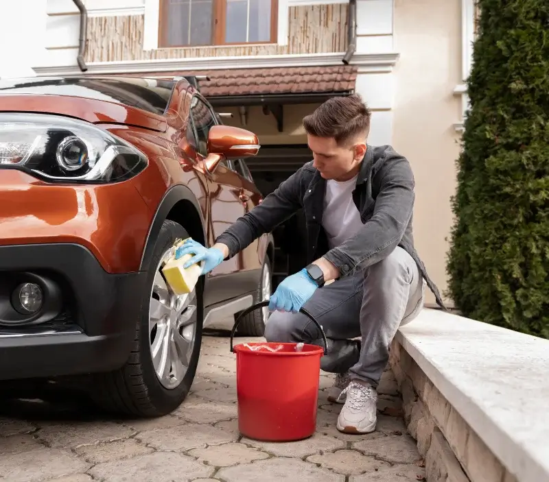 Lavage auto à domicile Malguénac : professionnel intervenant sur un véhicule